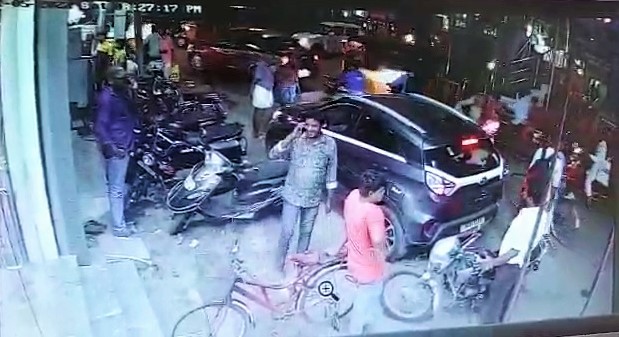 Kumbakonam A gang of five people who diverted the attention of a visitor to the temple and stole important documents including Rs 25,000 from a Chennai IT employee-pic (2)