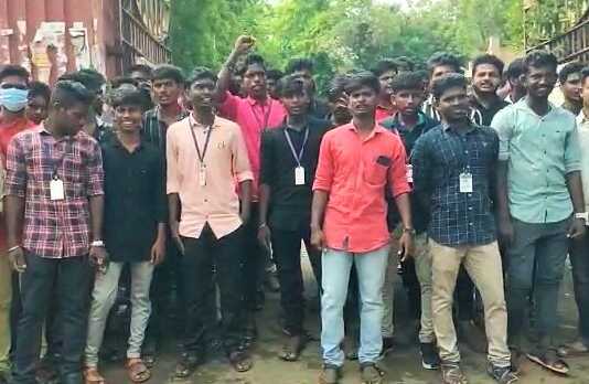 கும்பகோணம் : பேருந்து விபத்தில் உயிரிழந்த அரசு கல்லூரி மாணவன் குடும்பத்திற்கு, இழப்பீடு தொகை வழங்க வலியுறுத்தி வகுப்பு புறக்கணிப்பு ஆர்ப்பாட்டம் !