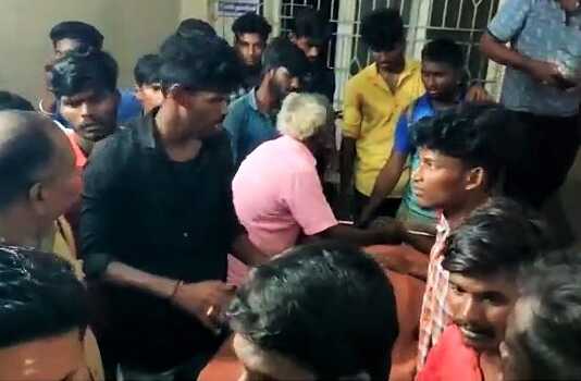 கும்பகோணம் : பேருந்திலிருந்து தவறி விழுந்து கல்லூரி மாணவன் உயிரிழப்பு : ஓட்டுநரை கைது செய்ய வலியுறுத்தி மாணவர்கள் சாலை மறியல் ..