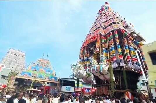 கும்பகோணம் : பலத்த போலீஸ் பாதுகாப்புடன் சாரங்கபாணி சுவாமி திருக்கோயில் பெரிய தேர் திருத்தேரோட்டம் தொடங்கியது : திரளான பக்தர்கள் பங்கேற்று சுவாமி தரிசனம் செய்தனர்