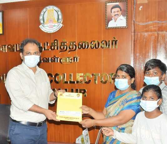 திருவள்ளூர் : கொரோனா நோய்த் தொற்றால் மரணமடைந்த மோரை கிராம நிர்வாக அலுவலர் குடும்பத்திற்கு முதலமைச்சர் பொது நிவாரண நிதி மூலம் ரூ 20 இலட்சம் மாவட்ட ஆட்சியர் வழங்கினார்..