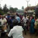 More than 100 civilians protest on Ponneri to Tiruvottiyur highway – Demand for sand mining in Arani river-1 (2)
