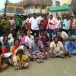 More than 100 civilians protest on Ponneri to Tiruvottiyur highway – Demand for sand mining in Arani river-2 (2)