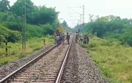 இரயில் தண்டவாளத்தை கடக்க முற்பட்ட போட்டோ கிராஃபர் கும்பகோணம் அருகே இரயில் மோதி உயிரிழப்பு ..