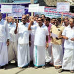 Rasipuram Power Loom Fabric Manufacturers Association protests against the increase in yarn prices in Vennandur-2 (2)