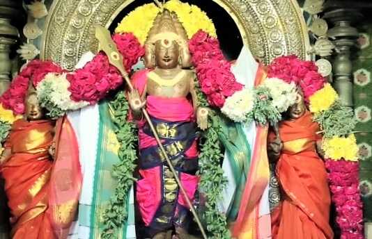 வைகாசி விசாகத்தை முன்னிட்டு இன்று சுவாமிமலை சுப்பிரமணியசுவாமிக்கு நடைப்பெற்ற 108 சங்காபிஷேகம் .. சிறப்பு மலர் அலங்காரத்தில் பக்தர்களுக்கு காட்சி ..