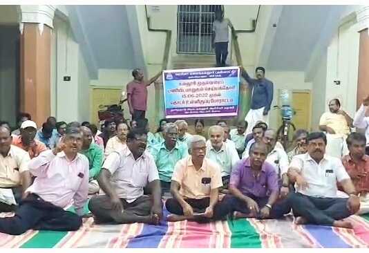 கும்பகோணம் அரசு கலைக்கல்லூரியில் தமிழ்நாடு கல்லூரி ஆசிரியர் சங்கத்தினர் நடத்தி வரும் தொடர் உள்ளிருப்பு போராட்டம் : முதல்வரை பணியிடை மாற்றம் செய்ய வலியுறுத்தி அரசுக்கு கோரிக்கை ..