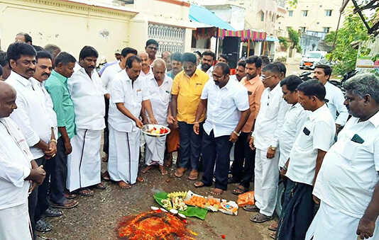 17 ஆண்டுகளுக்கு பின் .. அவர் போட்ட சாலையை, அவரே வந்து சீரமைக்கும் பணிக்கு அடிக்கால் நாட்டு விழா – திமுக எம்.எல்.ஏ வுக்கு பொதுமக்கள் பாராட்டு ..