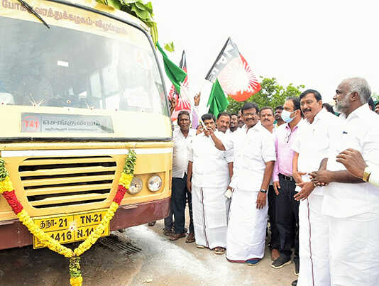 கடந்த பத்தாண்டுகளாக நிறுத்தி வைக்கப்பட்டிருந்த கிராமங்களுக்கு மீண்டும் பேருந்து சேவை : உங்கள் தொகுதியில் ஸ்டாலின் திட்டத்தின் கீழ் பொன்னேரி அருகே அமைச்சர் சாமு.நாசர் தொடங்கி வைத்தார் ..