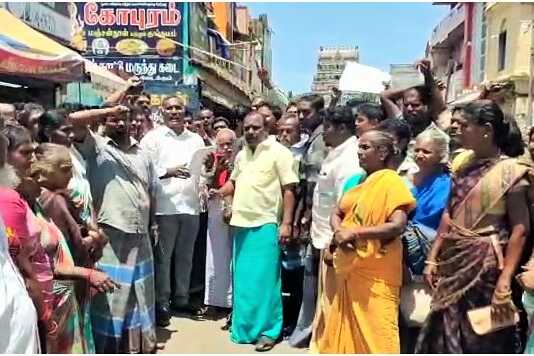 கும்பகோணம் தரைக்கடை வியாபாரிகளிடம் வலுக்கட்டாயமாக காவல்துறையினர் உதவியுடன் வாடகை வசூலிக்கும் மாநகராட்சி .. நிர்வாகத்தைக் கண்டித்து சிறு வியாபாரிகள் திடீர் சாலை மறியல் !