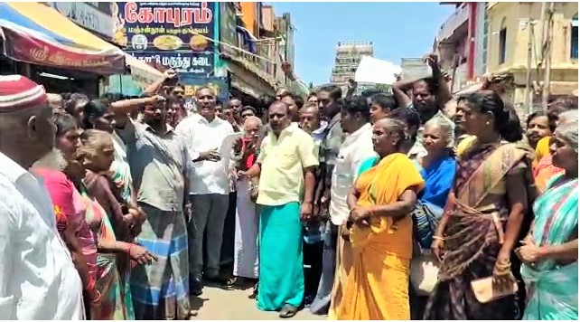 Kumbakonam ground floor traders Kumbakonam Corporation with the help of the police forcibly collect rent - small traders block the road to condemn the administration-pic (2)