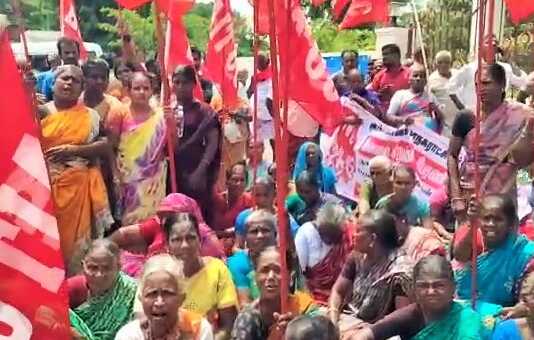 சாலையோர கடை நாள் வாடகை உயர்வை கண்டித்து கும்பகோணம் மாநகராட்சியை நூற்றுக்கும் மேற்பட்ட சிறு வியாபாரிகள் முற்றுகையிட்டு போராட்டம்..