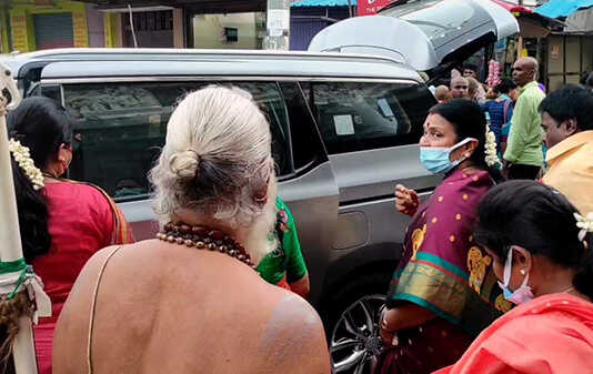 காஞ்சிபுரம் காமாட்சி அம்மன் கோவிலில் துர்கா ஸ்டாலின் சாமி தரிசனம் ..
