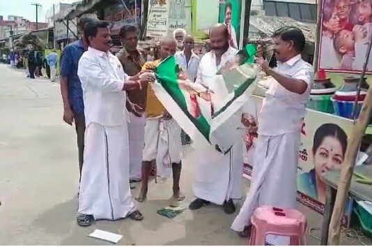 திருபுவனம் : மூன்றாம் புரட்சித்தலைவர் இபிஎஸ் வாழ்க என்று முழக்கமிட்ட ஆதரவாளர்கள் .. ஓபிஎஸ் மற்றும் வைத்திலிங்கம் படத்தைக் கிழித்து வீசியடித்தனர் !