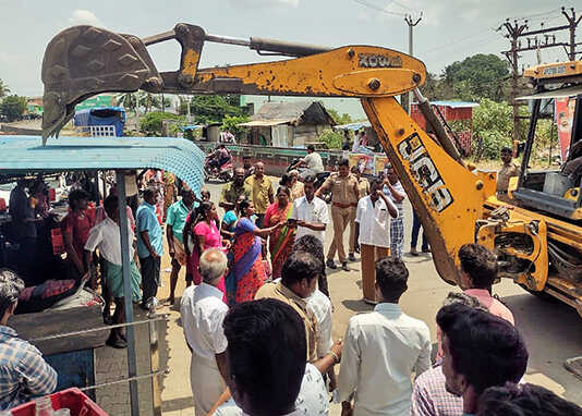 திருவள்ளூர்: அரசுக்கு சொந்தமான ரூ.3 கோடி நிலத்தை காலி செய்ய ஆக்கிரமிப்பாளர்களுக்கு பத்து நாட்கள் வருவாய்துறை அவகாசம் !