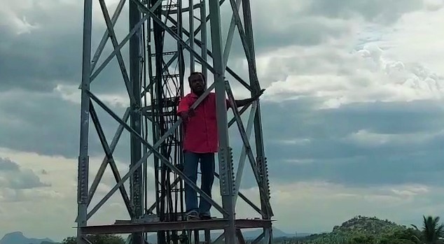 Vennandur area rioted by a loom worker who tried to commit suicide by climbing on a cell phone tower-pic (2)