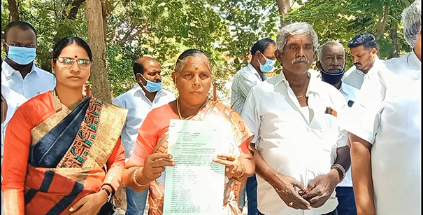 Woman complains to Avadi Police Commissioner's Office to recover land from person who swindled land with fake documents-PIC (2)