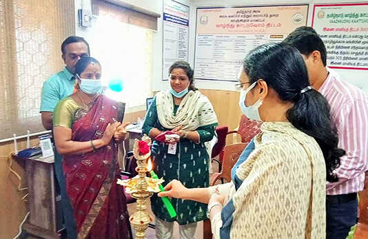 காஞ்சிபுரம் மாவட்ட ஆட்சியர் வளாகத்தில் தொடங்கப்பட்ட வாழ்ந்து காட்டுவோம் திட்டத்தின் கீழ் மகளிர் வாழ்வாதார சேவை மையம் : மாவட்ட ஆட்சியர் ரிப்பன் வெட்டி திறந்து வைத்தார் ..