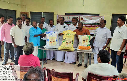 மதுக்கூர் வட்டாரத்தில் நடைப்பெற்ற குறுவை தொகுப்புத் திட்டத்தின் கீழ் நூறு சதவீத மானியத்தில் உரங்கள் வழங்கும் விழா : பட்டுக்கோட்டை எம்.எல்.ஏ அண்ணாதுரை விவசாயிகளுக்கு உரங்களை வழங்கினார் ..