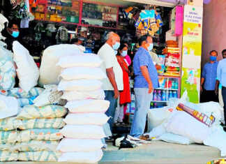 மீஞ்சூர் பேரூராட்சி அதிரடி நடவடிக்கை : பிளாஸ்டிக் பயன்பாடு தடுப்பு நடவடிக்கை மற்றும் சமூக இடைவெளி நடவடிக்கை மேற்கொள்ளாத கடைக்காரர்களிடம் இருந்து ரூ. 12,100 அபராதம் வசூல் !