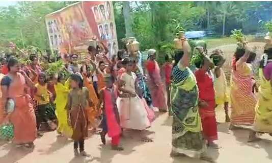 நடுவக்கரை ஸ்ரீ பாட்ட முனீஸ்வரர் ஆலயத்தில் அலகு குத்தி, காவடியெடுத்து, பால்குடம் சுமந்து வந்து நேர்த்திக்கடன் செலுத்திய பக்தர்கள்