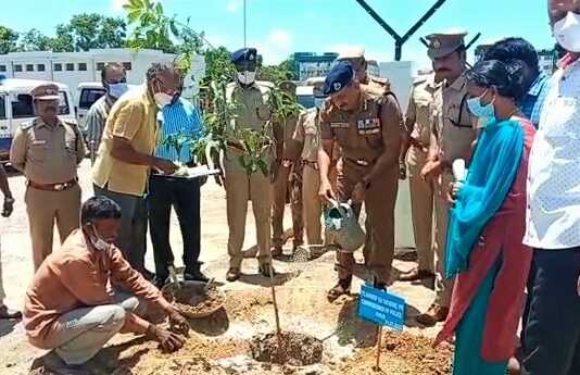 ஆவடி காவல் ஆணையரக அலுவலக வளாகத்தில் நடைப்பெற்ற மரக்கன்றுகள் நடுதல் குறித்த விழிப்புணர்வு நிகழ்ச்சி : ஆணையாளர் சந்தீப்ராய் ரத்தோர் துவக்கி வைத்தார் ..