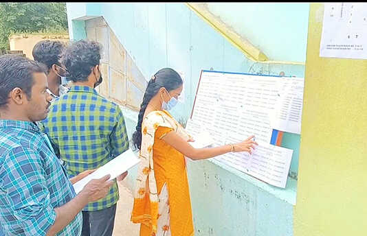 ஒரு நிமிட கால தாமதத்தால் மீண்டும் ஓராண்டு காத்திருக்கும் நிலை .. குரூப் – 4 தேர்வெழுத முடியாமல் கண்ணீருடன் திரும்பிச் சென்ற தேர்வர்கள் ..