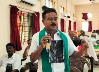 கும்பகோணத்தில் கோட்டாச்சியர் தலைமையில் நடைப்பெற்ற விவசாயிகள் குறை தீர் நாள் கூட்டத்தில் விவசாயிகள் கருப்பு பேஜ் அணிந்து நூதனப்போராட்டம்