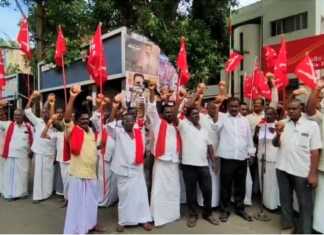 கும்பகோணம் : தேங்காவிற்கு மத்திய மாநில அரசு உரிய விலை வழங்கிடக் கோரி, நூற்றுக்கணக்கான தேங்காய்களை சாலையில் உடைத்து தென்னை வளர்ப்பு விவசாயிகள் நூதனப் போராட்டம் ..