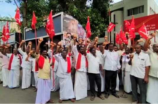 கும்பகோணம் : தேங்காவிற்கு மத்திய மாநில அரசு உரிய விலை வழங்கிடக் கோரி, நூற்றுக்கணக்கான தேங்காய்களை சாலையில் உடைத்து தென்னை வளர்ப்பு விவசாயிகள் நூதனப் போராட்டம் ..