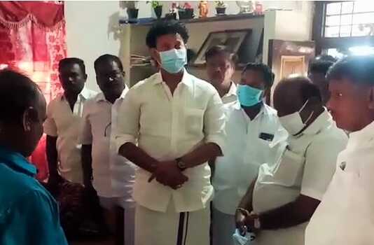 கும்பகோணம் : அணைக்கரை கொள்ளிடம் ஆற்று வெள்ளத்தில் அடித்துச் செல்லப்பட்டவர்கள் வீட்டிற்கு சென்று பள்ளிக்கல்வித்துறை அமைச்சர் ஆறுதல் ..
