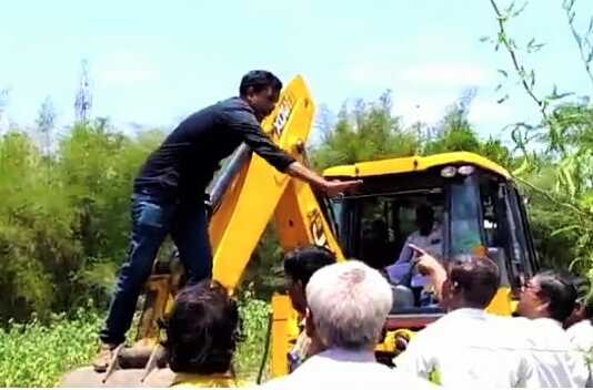 நன்னிலம் அருகேவுள்ள வேலங்குடி கிராமக்குளம் தூர்வாருவது தொடர்பாக திமுக, நாம்தமிழர் கட்சியினரிடையே கடும் வாக்குவாதம் ..