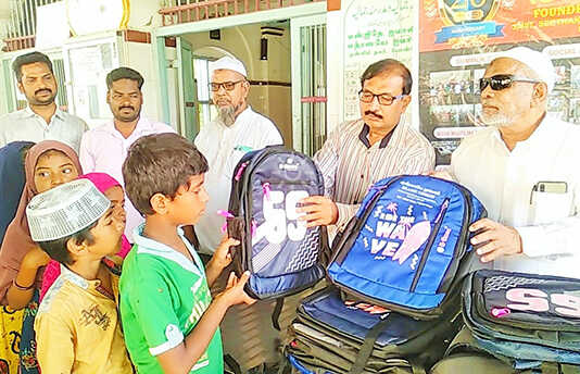 பொன்னேரி : இஸ்லாமிய நூலகம் சார்பில் பொருளாதாரத்தில் நலிவுற்ற பள்ளி மாணவர்களுக்கு நலத்திட்ட உதவிகள் வழங்கும் நிகழ்ச்சி
