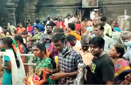 தங்ககவசம் அணிந்து வைரவேலுடன் சுவாமிமலை திருக்கோயிலில் சுவாமிநாத சுவாமி பக்தர்களுக்கு அருள்பாலிப்பு : அதிகாலை முதல் பக்தர்கள் நீண்ட வரிசையில் நின்று சாமி தரிசனம் ..