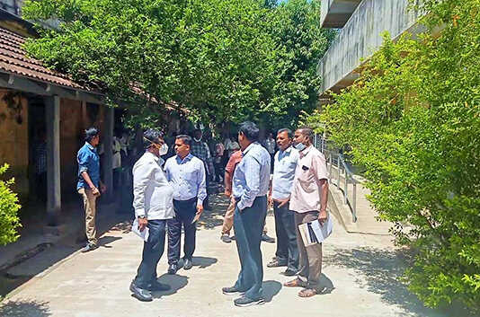நகராட்சி நிர்வாக இயக்குநர் பொன்னையா காஞ்சிபுரம் மாநகராட்சியில் திடீர் ஆய்வு : மாநகராட்சி ஒப்பந்ததாரர் தீ குளிக்க முயன்றதால் வளாகத்தில் பரப்பரப்பு !