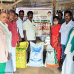 Under the Kuruvai Santha Project held in Madhukur Panchayat, the program of providing fertilizer to the farmers with one hundred percent subsidy-1 (2)