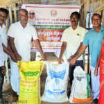 Under the Kuruvai Santha Project held in Madhukur Panchayat, the program of providing fertilizer to the farmers with one hundred percent subsidy-2 (2)