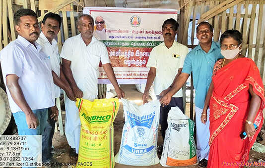 மதுக்கூர் ஊராட்சியில் நடைப்பெற்ற குறுவை தொகுப்பு திட்டத்தின் கீழ் நூறு சதவீத மானியத்தில் விவசாயிகளுக்கு உரம் வழங்கும் நிகழ்ச்சி ..