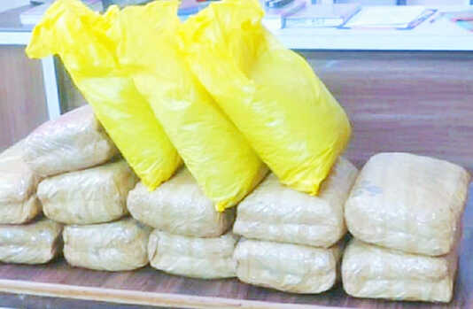 இரயில் வண்டியில் கேட்பாரற்றுக் கிடந்த 28 கிலோ கஞ்சா ! கும்மிடிப்பூண்டி காவல் நிலைய போலீசார் கஞ்சா மூட்டைகளை கைப்பற்றி விசாரணை !!