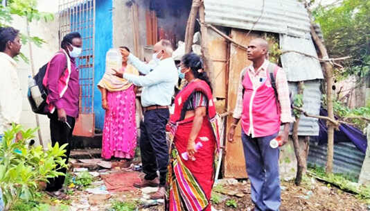 மீஞ்சூர் வட்டார சுகாதார அலுவலர்கள் குழு, பழவேற்காடு பகுதிகளில் நடத்திய டெங்கு கொசு ஒழிப்பு ஆய்வு நடவடிக்கை