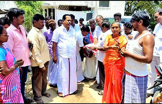 உத்திரமேரூர் அருகே சிலிண்டர் வாயு கசிவால் ஏற்பட்ட தீ விபத்து : விரைந்து வந்து நலம் விசாரித்து நிவராண உதவியளித்த எம்.எல்.ஏ க.சுந்தர்