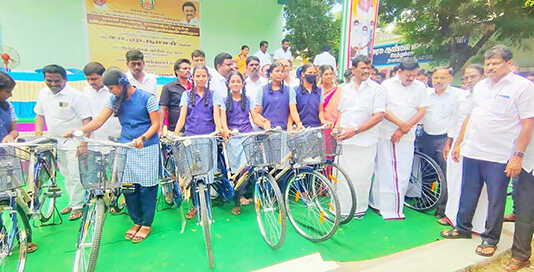 ஊத்துக்கோட்டை அரசு ஆண்கள் மேல்நிலைப் பள்ளியில் நடைப்பெற்ற விலையில்லா மிதிவண்டிகள் வழங்கும் விழா : 492 மாணவ, மாணவியர்களுக்கு அமைச்சர் சா.மு.நாசர் மிதிவண்டி வழங்கினார்