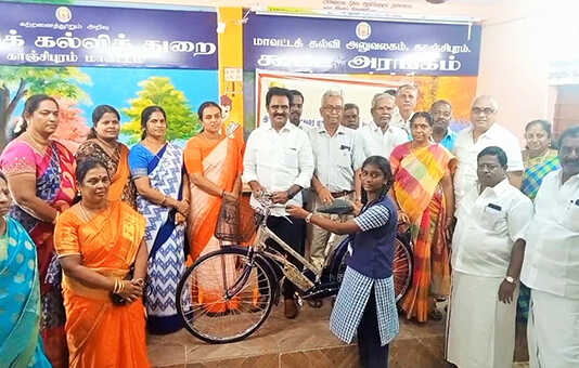 காஞ்சிபுரத்தில் நடைப்பெற்ற தமிழக அரசின் விலையில்லா மிதிவண்டி வழங்கும் விழா : 1170 மிதிவண்டியை சட்டமன்ற உறுப்பினர் எழிலரசன் பள்ளி மாணாக்கர்களுக்கு வழங்கினார்..