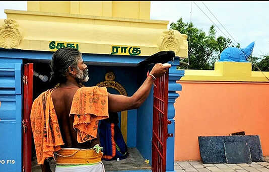 காஞ்சிபுரம் : தினசரி கோயில் பிரசாதத்தை கேட்டு வாங்கி சாப்பிடும் காகம்…