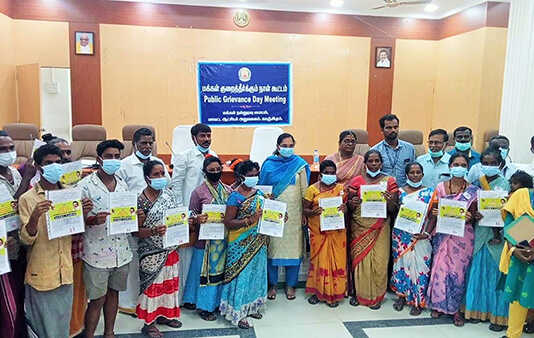 முப்பது ஆண்டுகளாக வீட்டுமனைப்பட்டா கிடைக்காமல் தவித்து வந்த 38 நரிக்குறவரின மக்கள் : வீட்டுமனைப்பட்டா வழங்கி குறைத்தீர்த்தார் காஞ்சிபுரம் மாவட்ட ஆட்சித்தலைவர் ஆர்த்தி ..