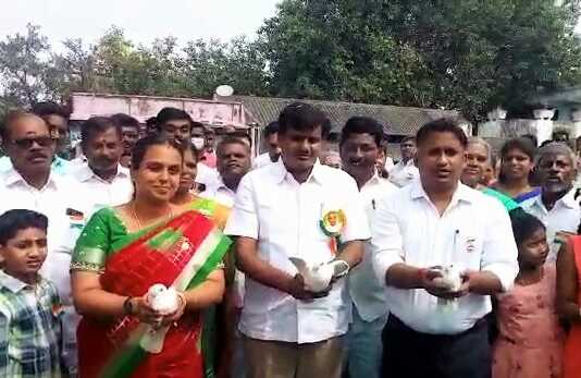 காஞ்சிபுரம் மாநகராட்சியில் 75 வது சுதந்திர தின பவள விழாவினை முன்னிட்டு தேசியக்கொடியேற்றி வீர வணக்கம் செலுத்திய பெண் மேயர்