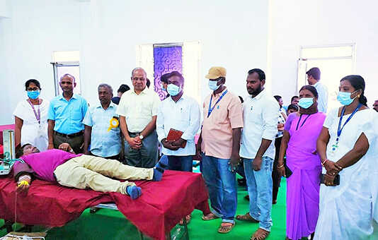 கும்மிடிப்பூண்டி சிப்காட் தொழிற்பேட்டை வளாகத்தில் நடைபெற்ற மாபெரும் ரத்ததான முகாம் : 500க்கும் மேற்பட்ட தொழிலாளர்கள் பங்கேற்று ரத்த தானம் வழங்கினார்கள்..