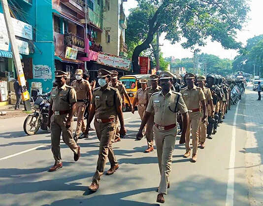 விநாயகர் சதுர்த்தியை முன்னிட்டு காஞ்சிபுரத்தில் 300-க்கும் மேற்பட்ட காவலர்கள் அணிவகுப்பு ..