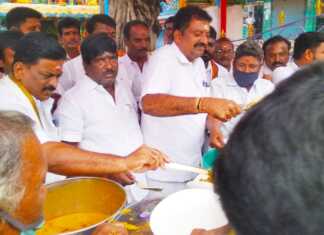 பொன்னேரி அருள்மிகு ஸ்ரீ முத்துமாரியம்மன் தீமிதி திருவிழா : முன்னாள் எம்எல்ஏ பலராமன் பங்கேற்று பக்தர்களுக்கு அன்னதானம் வழங்கினார்..