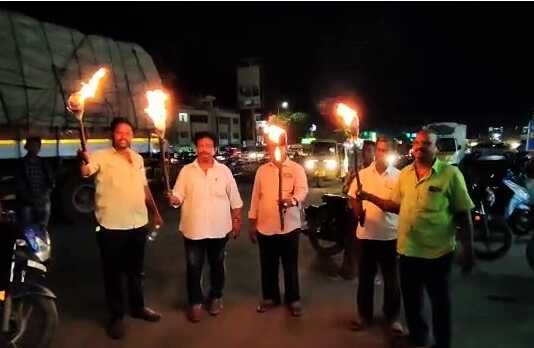 கையில் தீ பந்தம் ஏந்தி, மதுரவாயல் … தாம்பரம் பைபாஸ் சாலையில் உள்ள சுங்கச்சாவடி அருகே மணல் லாரி உரிமையாளர் சங்கத்தினர் ஆர்ப்பாட்டம்